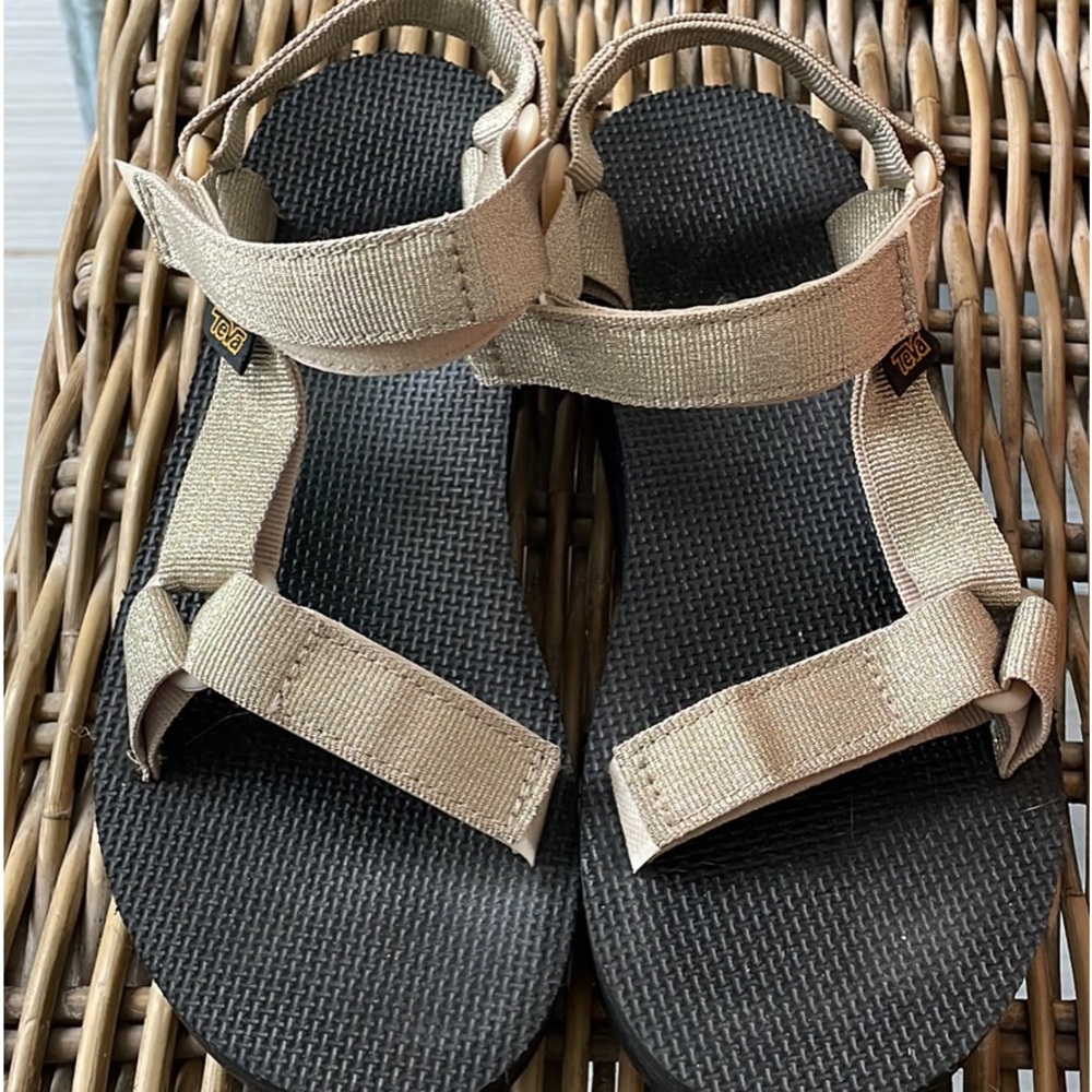 Teva mid form universal gold sandal size 7. Like new